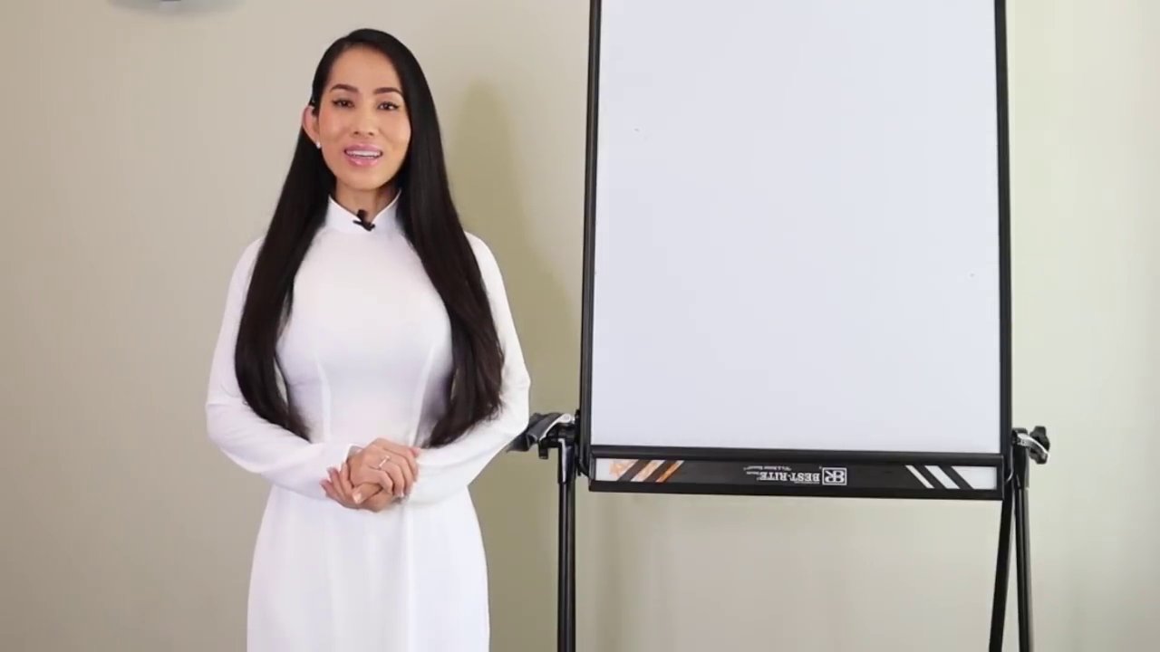 Hồng Phúc chào đón người xem với thông điệp về sức khỏe và bình an.