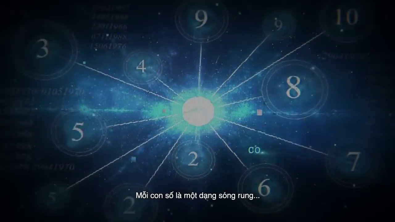 Chuyên gia thần số học trong không gian chuyên nghiệp, bắt đầu bài chia sẻ về bốn đỉnh cao cuộc đời.