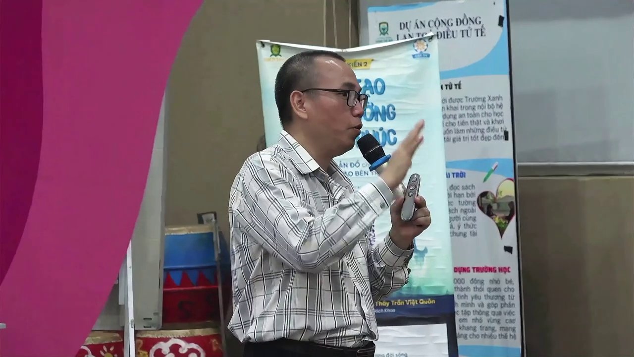 Diễn giả Trần Việt Quân bắt đầu buổi chia sẻ về thần số học trong một hội trường với không khí trang trọng và chuyên nghiệp.