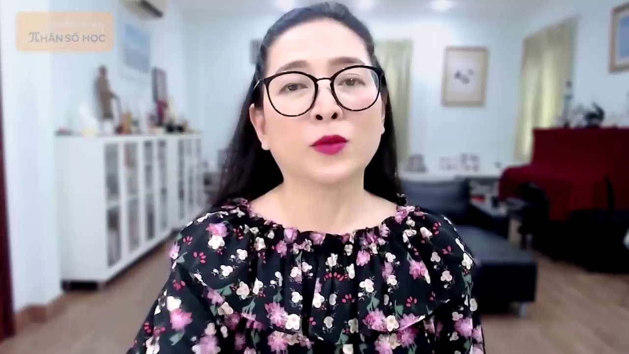 Chuyên gia thần số học trẻ trung, nhiệt huyết giới thiệu chủ đề trong không gian ấm cúng, gần gũi.