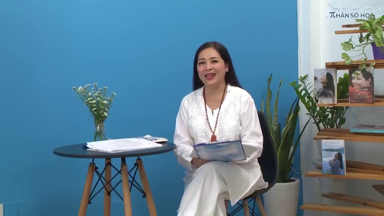 Chuyên gia giải thích công thức và các con số liên quan đến việc tính toán đỉnh cao trên bảng trắng.