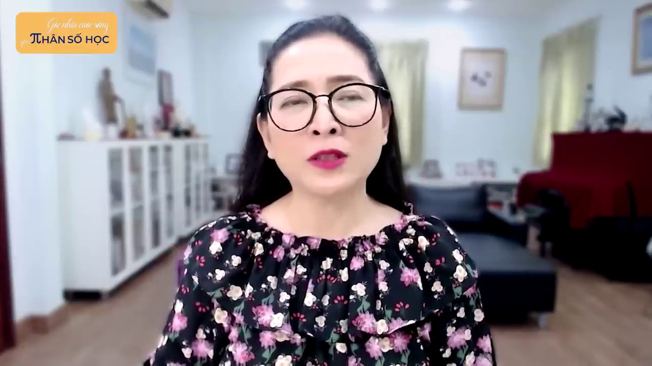 Hình ảnh minh họa hai biểu đồ tam giác thần số học tương ứng với hai ngày sinh khác nhau được trình chiếu rõ ràng.