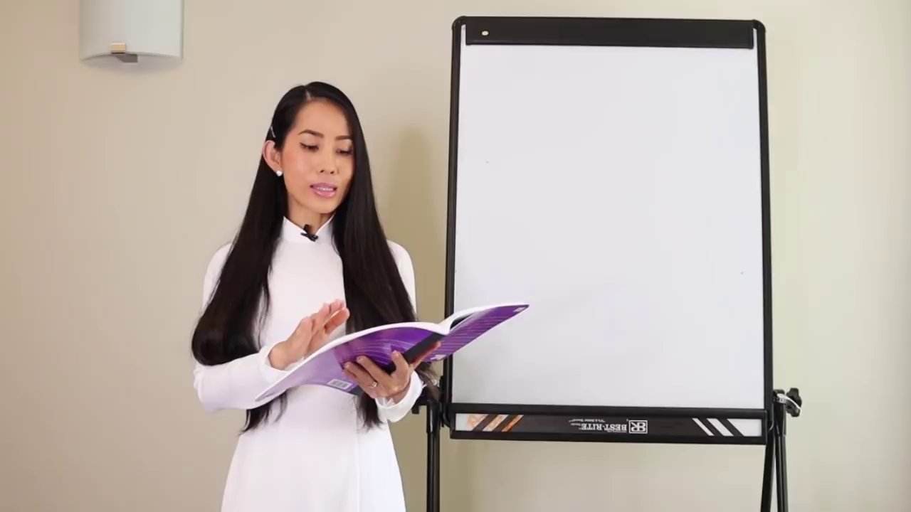 Hồng Phúc cầm trên tay cuốn sổ ghi chép đầy đủ nội dung sẽ chia sẻ trong video.