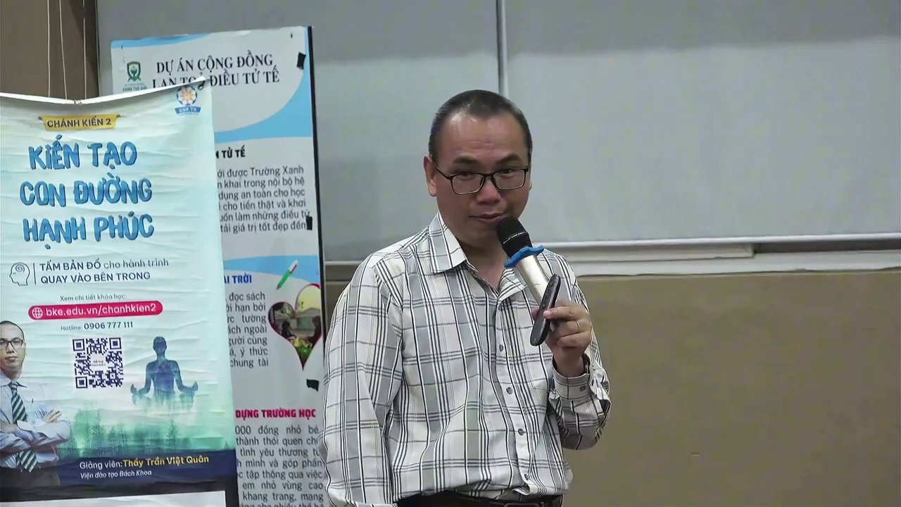 Diễn giả giải thích về sự tương tác giữa năng lượng ngày sinh và tên gọi, thu hút sự chú ý lắng nghe của khán giả.