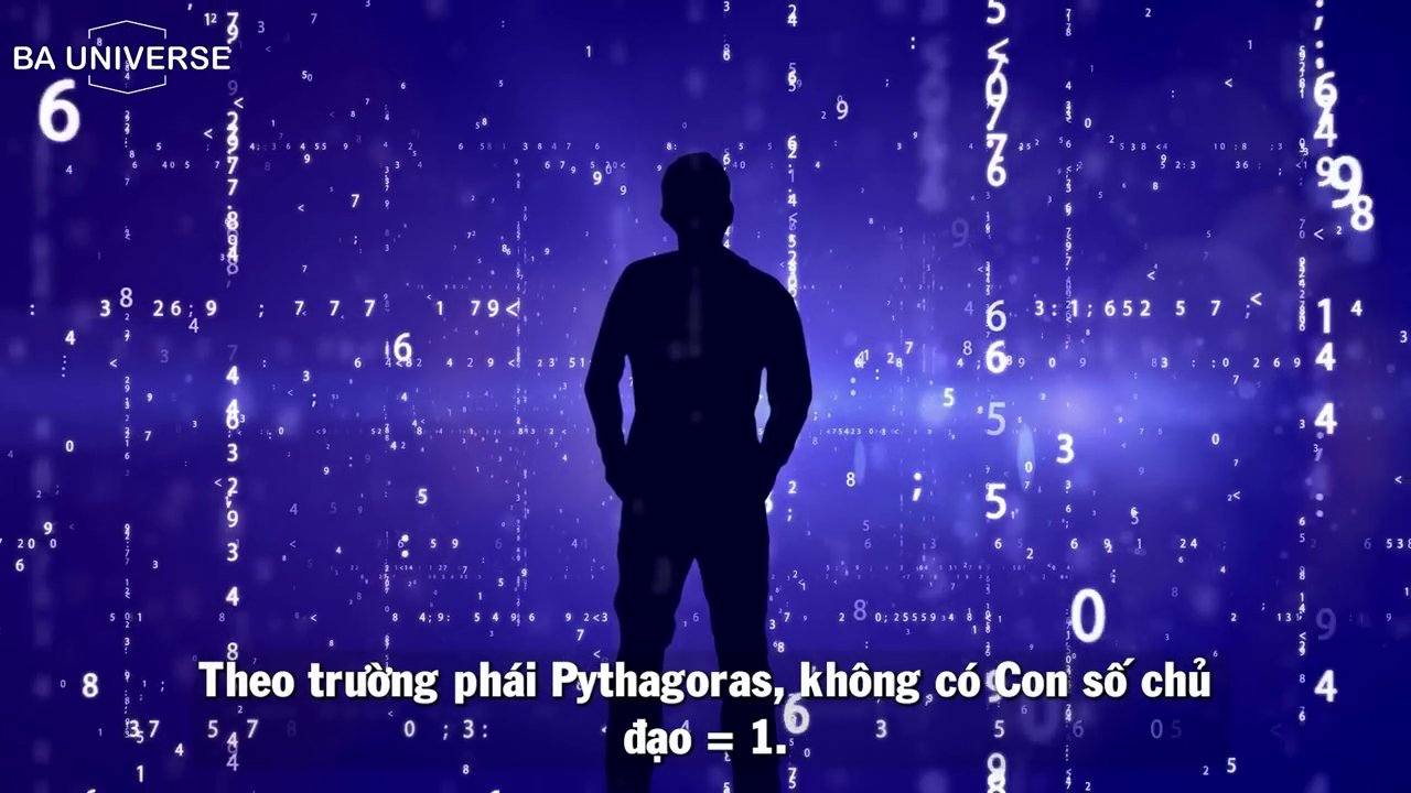 Người phụ nữ với phong cách thời trang năng động, tay cầm nhiều túi mua sắm trên phố.