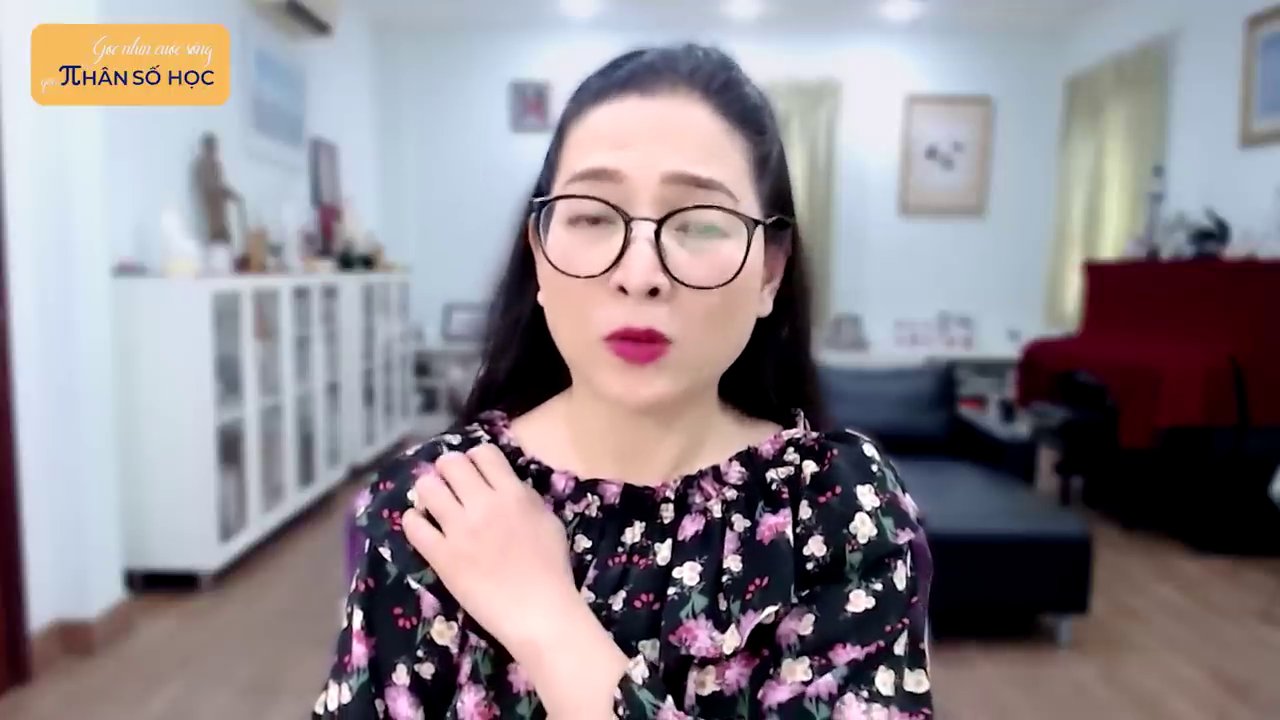 Chuyên gia giải thích ý nghĩa các trụ cột trong biểu đồ, nhấn mạnh đến điểm mạnh và thử thách của số 10.