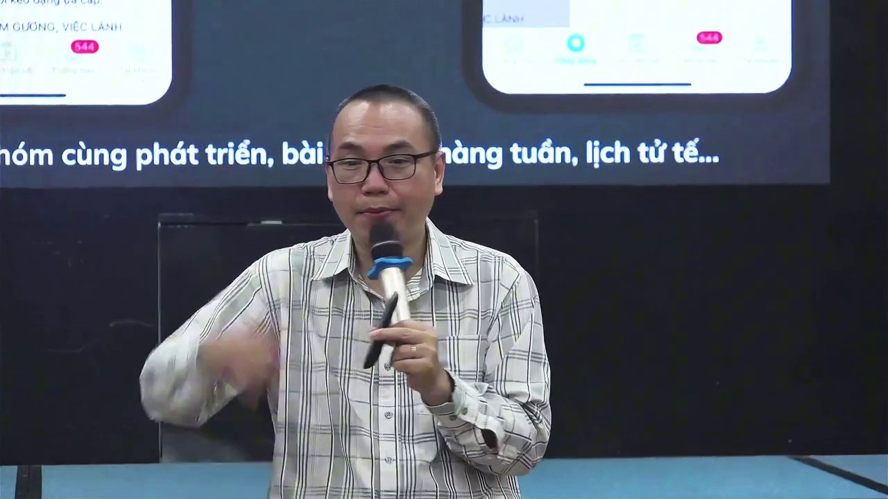 Khoảnh khắc diễn giả tương tác với khán giả, lắng nghe và giải đáp thắc mắc về những trường hợp cụ thể nên cân nhắc đổi tên.