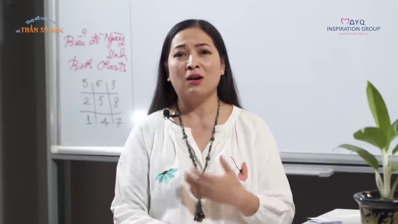 Chuyên gia giải thích về các đặc điểm lãnh đạo và sáng tạo của người có số 11, tay chỉ vào các từ khóa then chốt trên bảng.