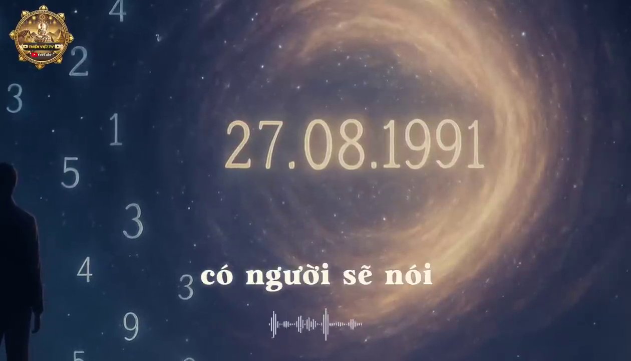 Hình ảnh một thanh niên nhìn chăm chú vào mặt đồng hồ với các con số phát sáng, tượng trưng cho mối liên hệ giữa thời gian, chu kỳ và năng lượng gốc.