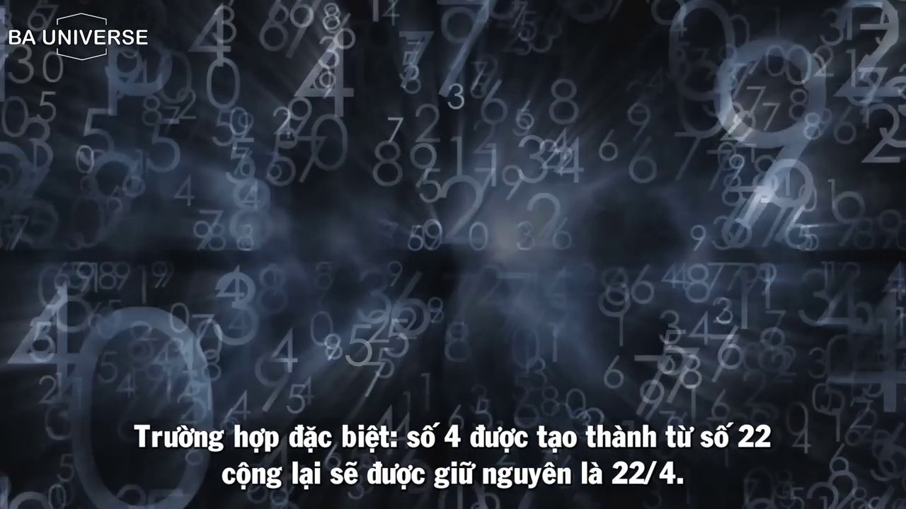 Cảnh làm việc với máy tính và giấy tờ, thể hiện sự cẩn trọng và tính toán trong quản lý tài chính.