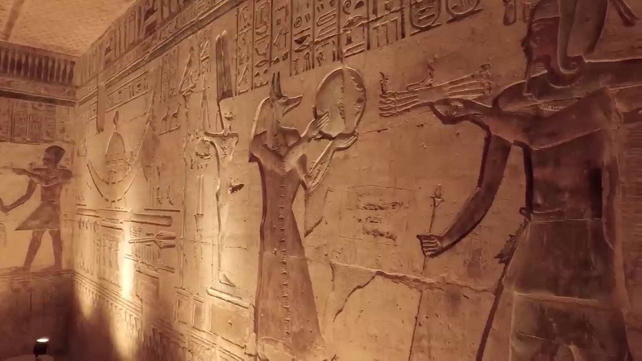 Tổng hợp các biểu tượng từ nhiều nền văn hóa và tín ngưỡng khác nhau như Phật giáo, Kitô giáo và các biểu tượng huyền học.