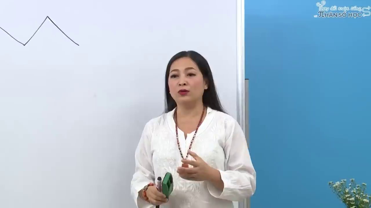 Chuyên gia nhiệt tình chia sẻ về cách ứng dụng kiến thức vào thực tế cuộc sống, cầm sách tham khảo.