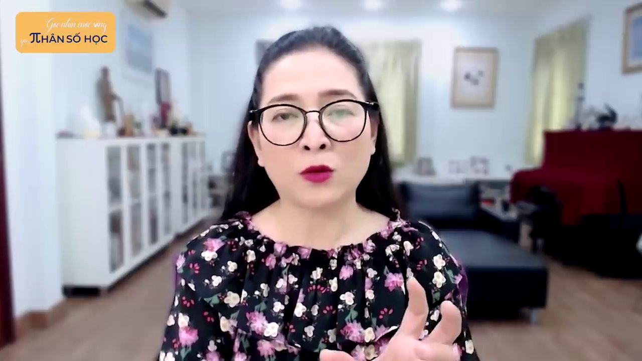 Hình ảnh kết thúc video với lời kêu gọi khám phá bản thân và nụ cười thân thiện của chuyên gia.