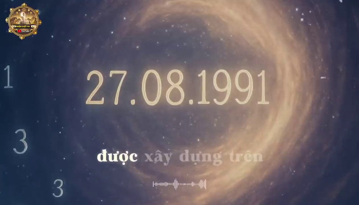 Cảnh một người đàn ông nhìn vào gương, phản chiếu ngày sinh 12/05/1994 phát sáng, với thông điệp "năm 4 xây nền".