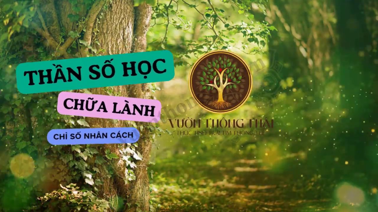 Một người đang cầm chiếc bút viết tên mình lên trang giấy, bên cạnh là bảng tính thần số học.