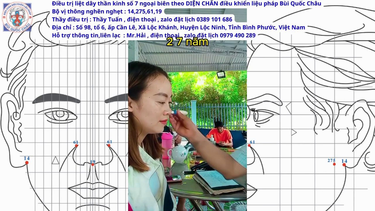 Hình ảnh một người phụ nữ đang nhẹ nhàng ôm ấp, chăm sóc một đứa trẻ, thể hiện sự ấm áp và tình yêu thương vô điều kiện.