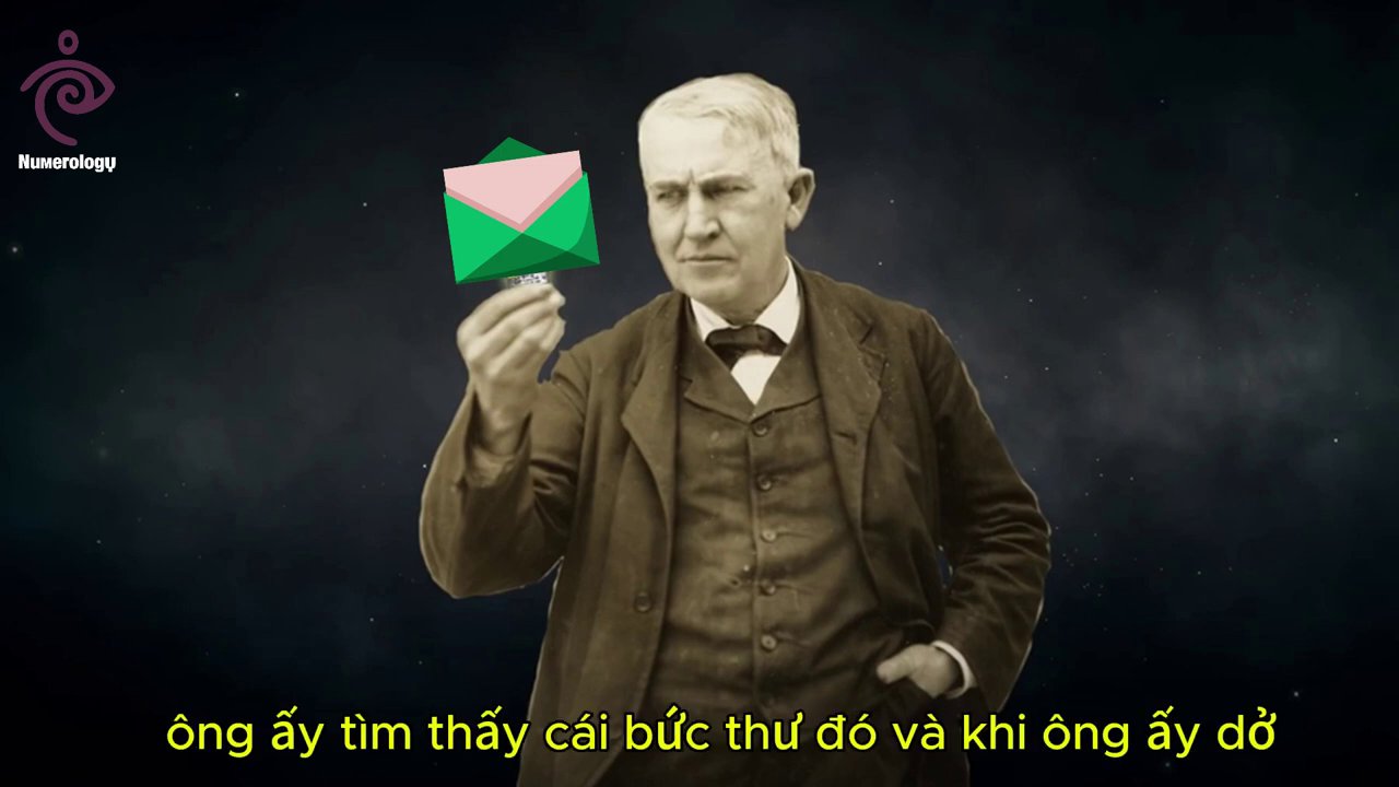 Một người đang ngồi thiền giữa thiên nhiên, ta y cầm một viên đá có khắc số 9.