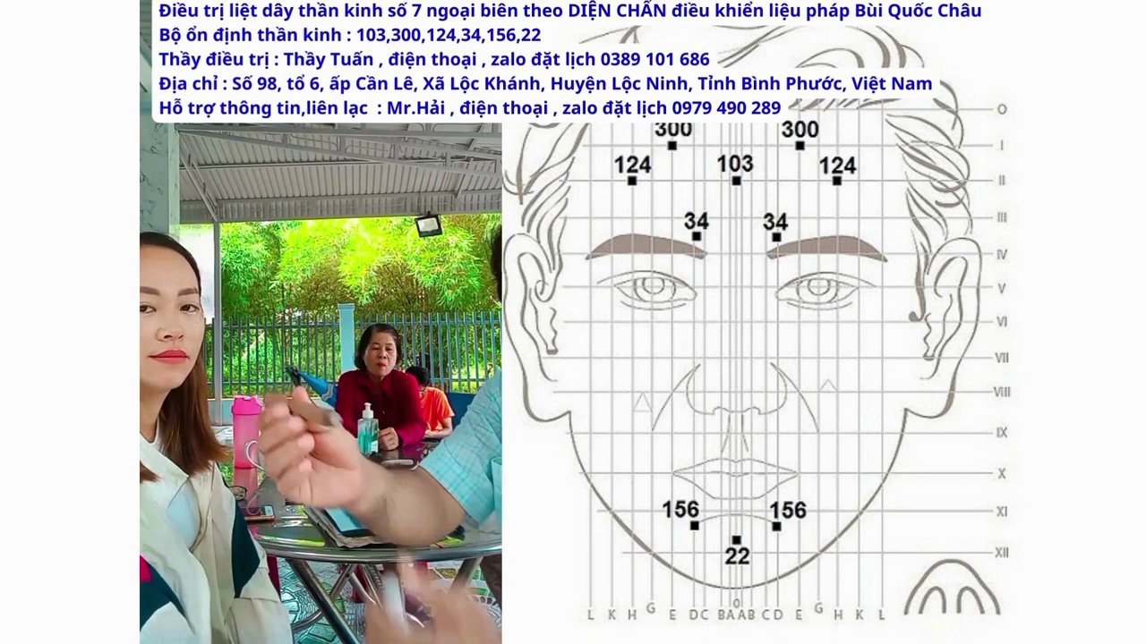 Một cặp đôi đang cùng nhau đi bộ đường dài trên một con đường mòn trong rừng, thể hiện sự đồ ng hành và chia sẻ niềm đam mê khám phá.