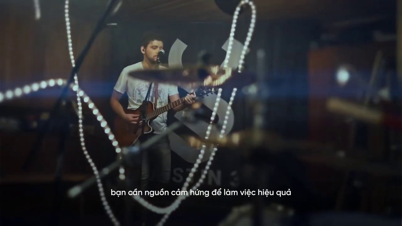 Một người đang ngồi thiền một mình trong không gian yên tĩnh, ánh sáng huyền ảo.