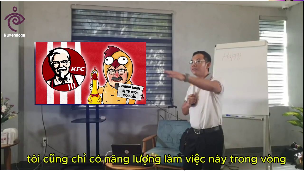 Một người đang ngồi thiền với những con số lơ lửng xung qua nh, thể hiện sự kết nối giữa thần số học và tâm linh.