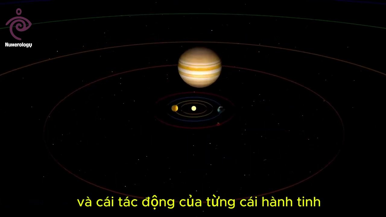 Một bàn ta y đang viết nhật ký với những con số và suy nghĩ lan man trên trang giấy.
