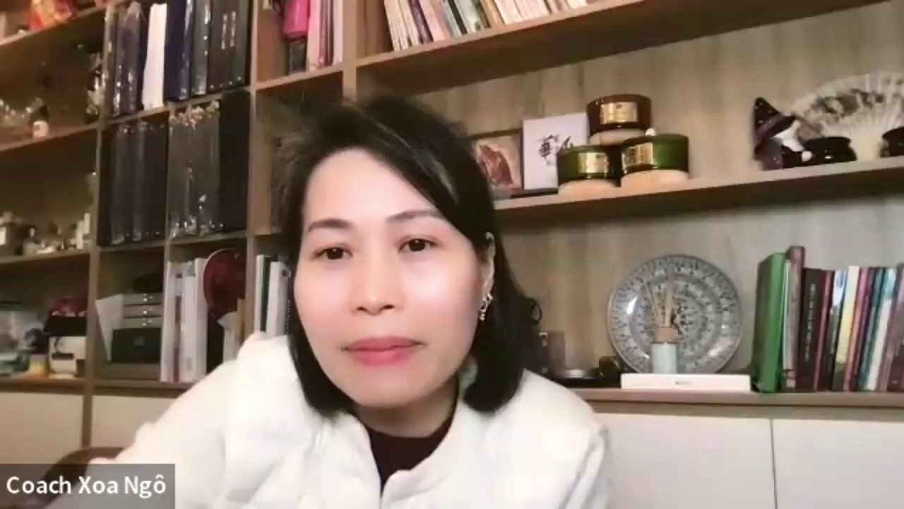 Một người đang ngồi thiền, tay đặt nhẹ lên ngực, lắng nghe tiếng nói bên trong.