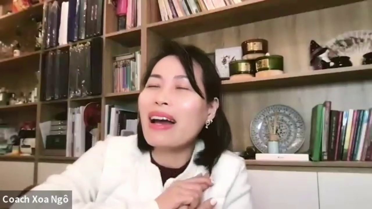 Một người đang suy tư, phản chiếu hai hình ảnh khác nhau qua tấm gương.