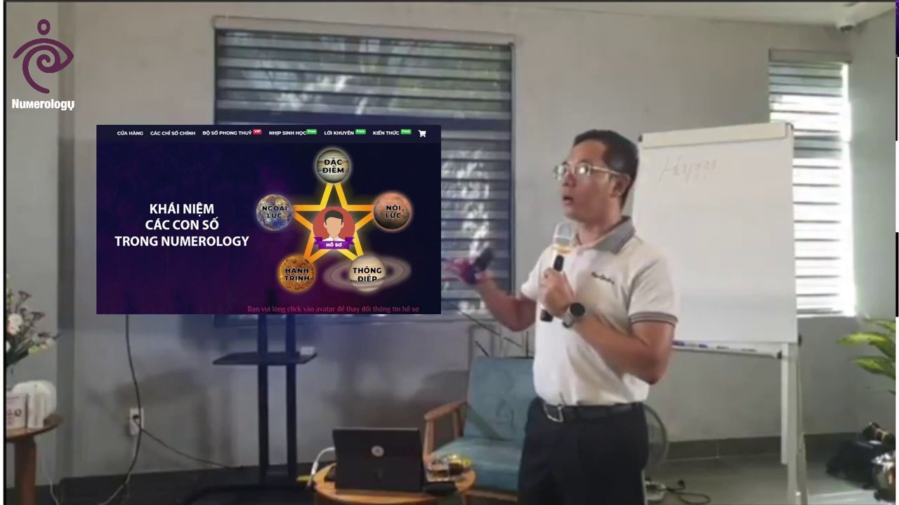 Một cuốn sách thần số học cổ mở ra, bên cạnh là chiếc bút và một tờ giấy ghi chép ngày tháng năm sinh.