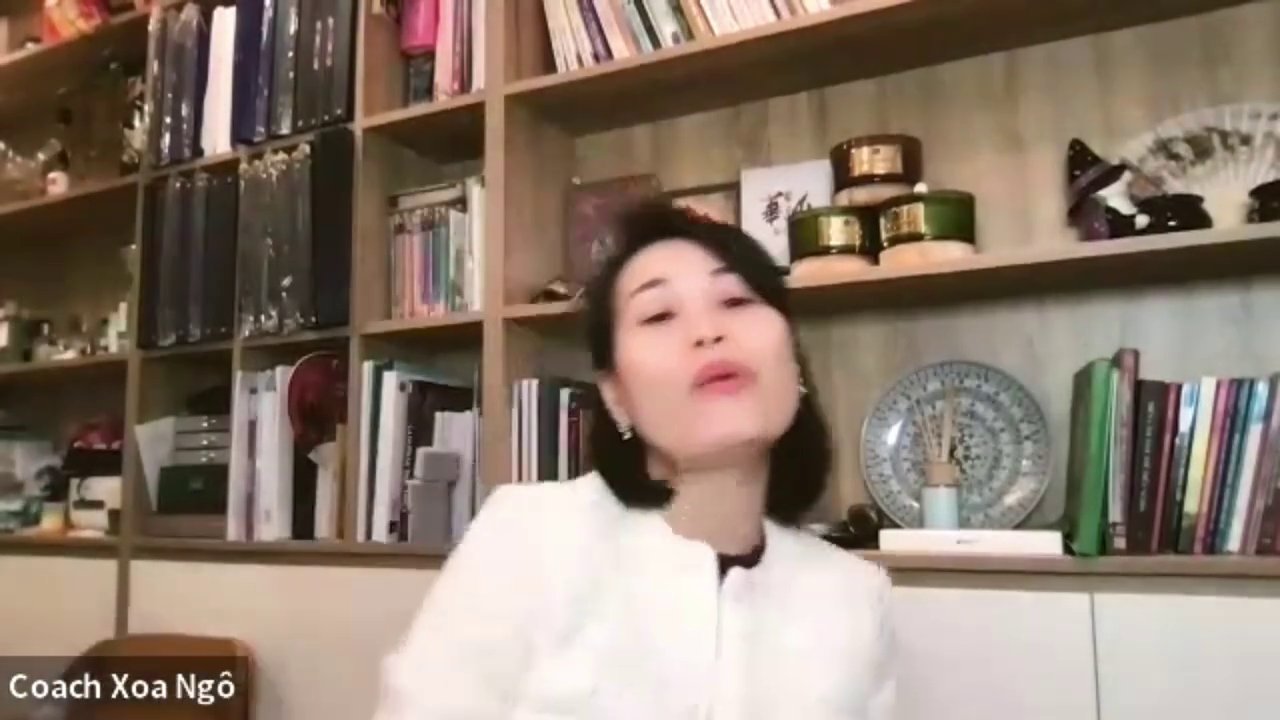 Hai người bạn đang đi dạo trong công viên, vai kề vai, trò chuyện vui vẻ.