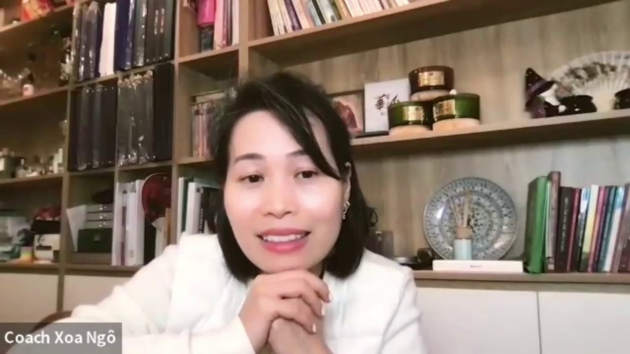 Hai bàn tay đang nắm chặt lấy nhau, thể hiện sự kết nối và thấu hiểu.