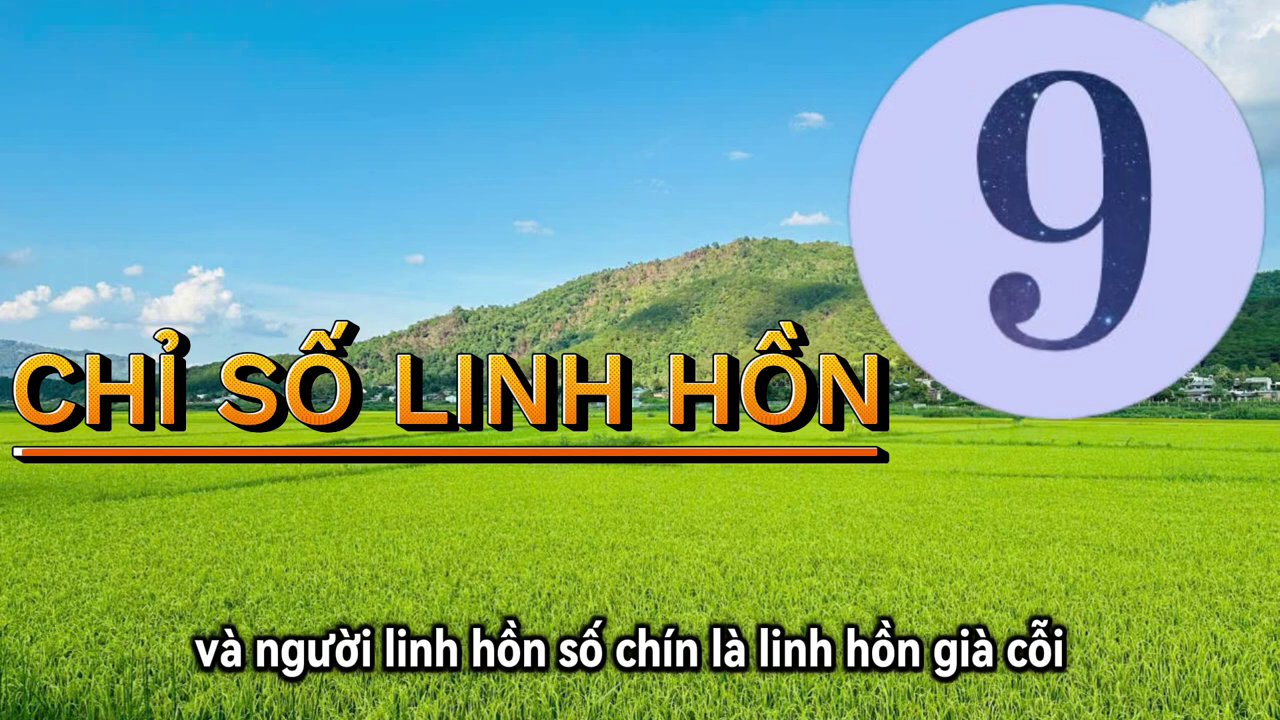Hai bàn tay đan vào nhau, một bàn tay nhẹ nhàng nắm lấy bàn tay kia trong cử chỉ an ủi.