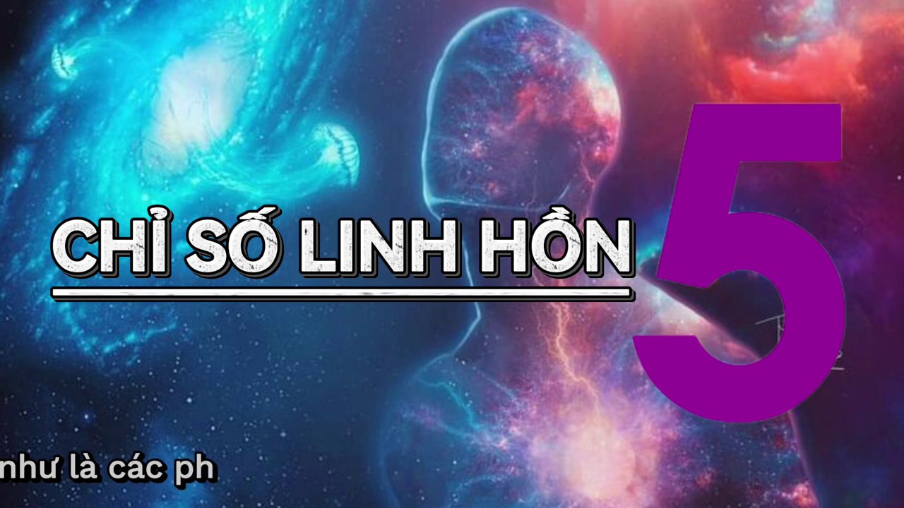 Đứa trẻ đang chạy nhảy tung tăng trên cánh đồng cỏ xanh, thể hiện tinh thần tự do và hiếu động.