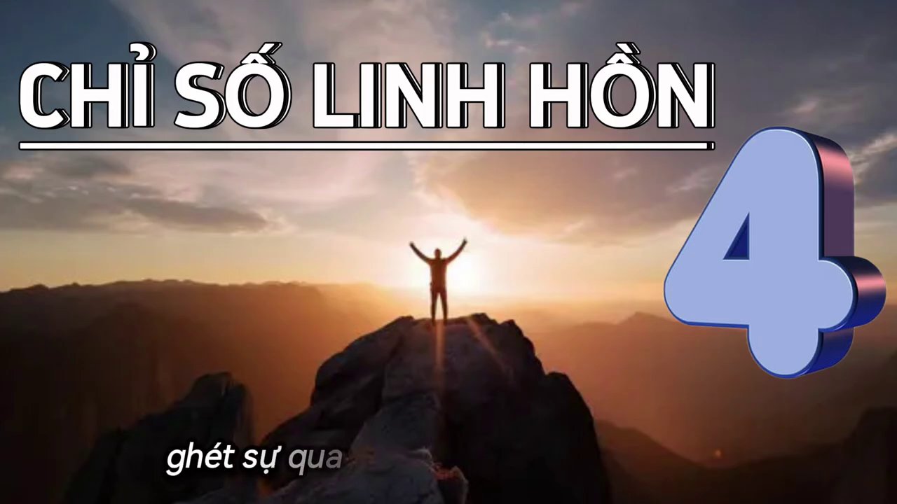 Một người đang chăm chú làm việc với máy tính, xung quanh là những tờ giấy ghi chú được sắp xếp gọn gàng.