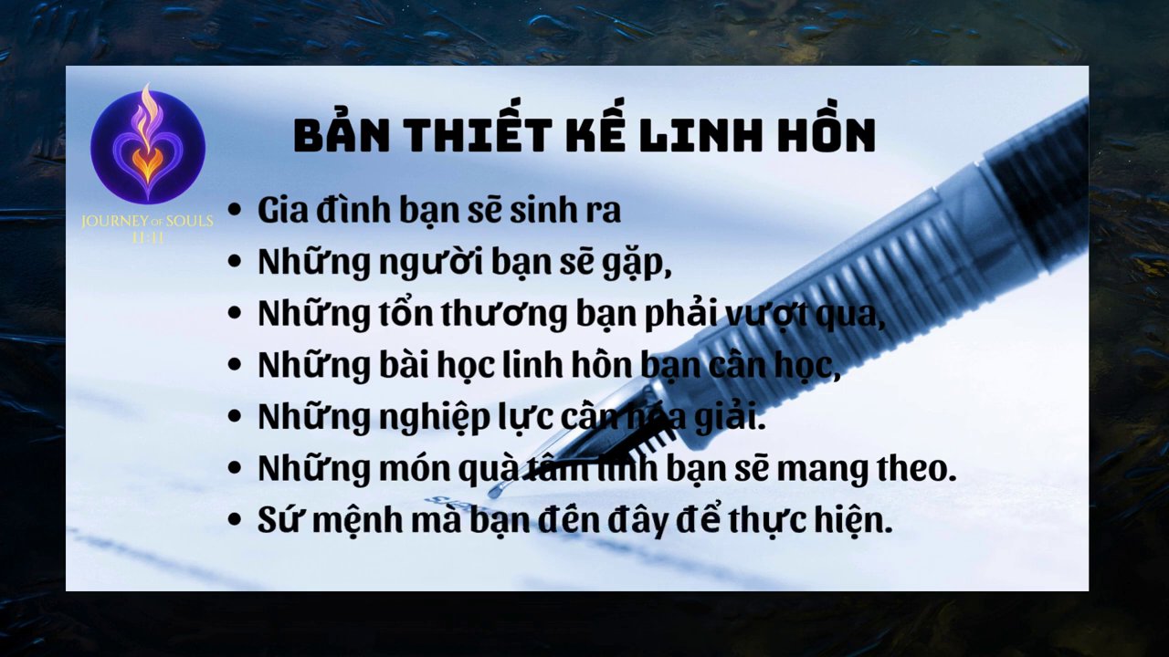 Bộ bài Tarot được trải trên một tấm vải nhung tím, với một viên pha lê ở trung tâm.