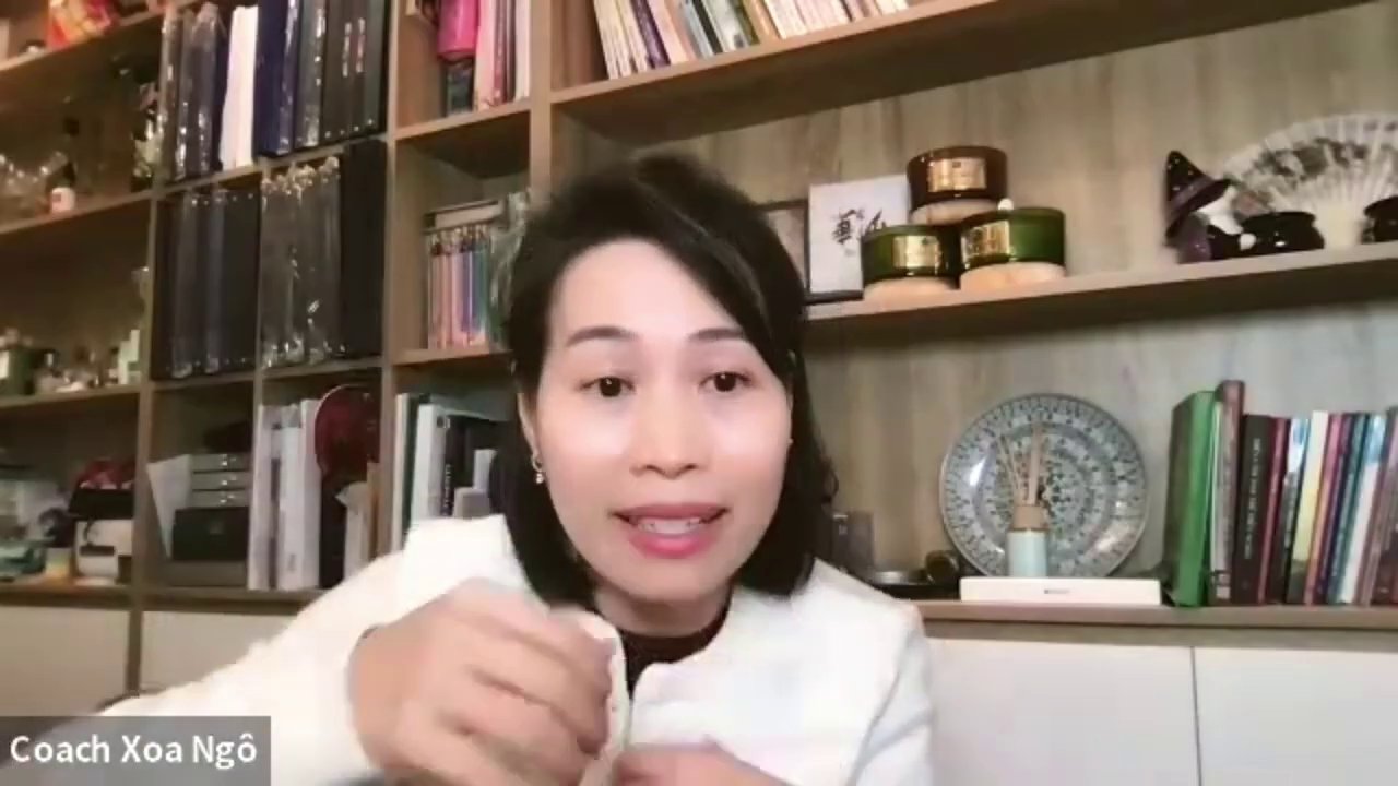 Một người đang nhìn vào bảng tính toán các con số thần số học trên giấy.