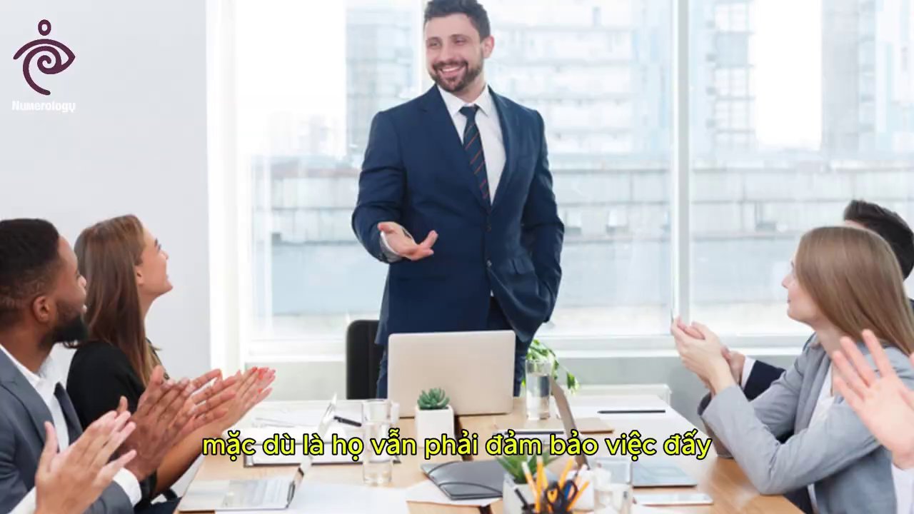 Hai bàn tay đang nắm lấy nhau, thể hiện sự kết nối và hợp tác.