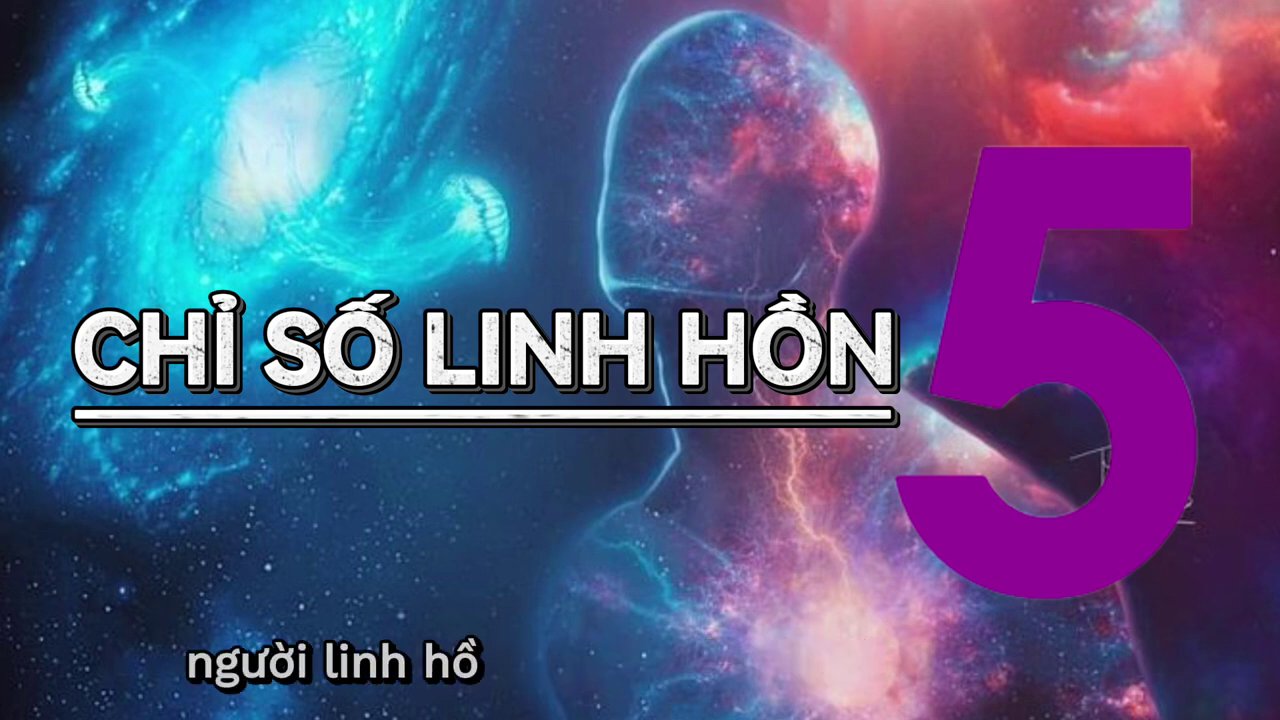 Một người trẻ đang đứng trên đỉnh núi, dang rộng hai tay đón gió, phía sau là hoàng hôn rực rỡ.