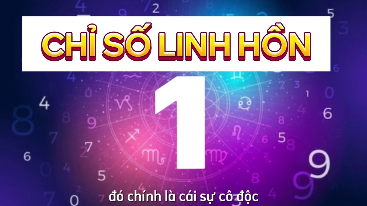 Một người đang ăn mừng chiến thắng trên bục cao nhất, nụ cười rạng rỡ và đầy tự hào.