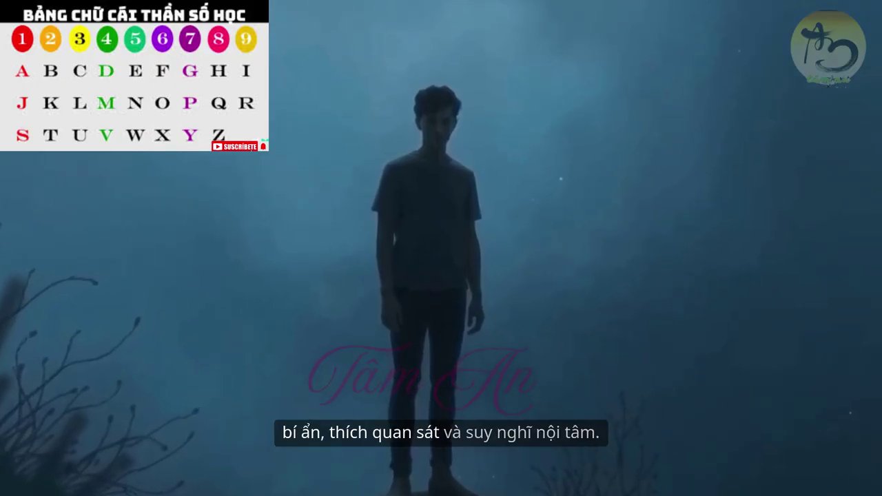 Một người viết nhật ký dưới ánh đèn vàng ấm áp, xung quanh là không gian yên tĩnh.