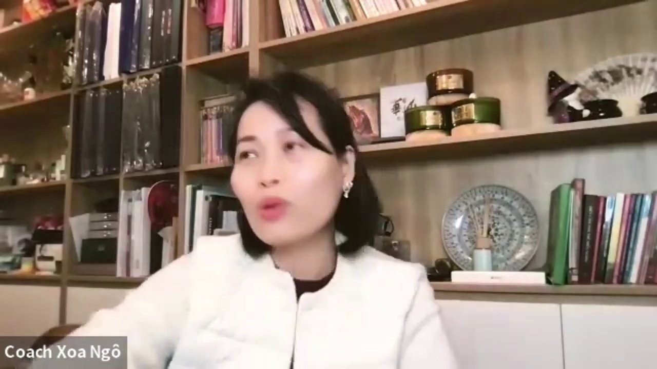 Một người đang ngồi thiền một mình trong không gian yên tĩnh, ánh sáng dịu nhẹ.