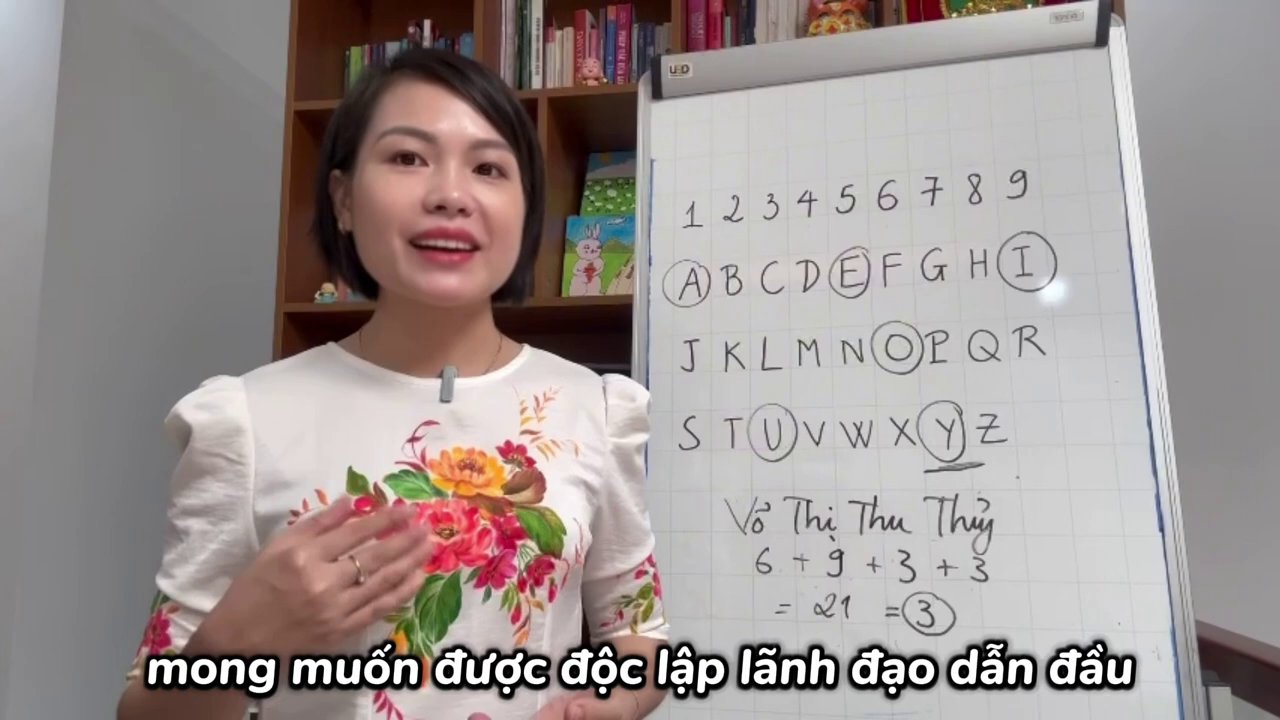 Một người đang ngồi thiền giữa không gian yên tĩnh, phù hợp với năng lượng của số 7.