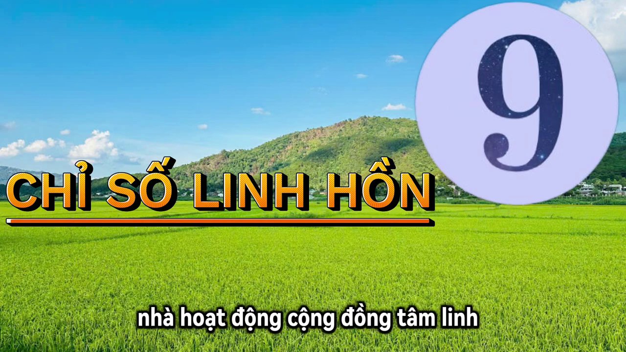 Một nghệ sĩ đang vẽ bức tranh tường lớn với hình ảnh những đôi tay nắm lấy nhau, màu sắc tươi sáng.