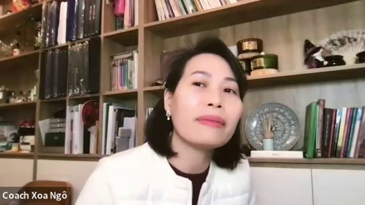 Hình ảnh một người phụ nữ đang suy tư, một nửa khuôn mặt rạng rỡ, nửa còn lại trầm tư, thể hiện sự mâu thuẫn nội tâm.