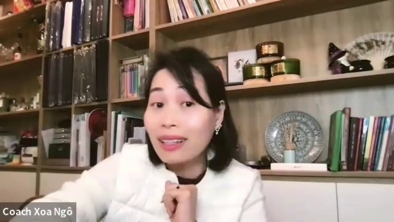Một cuốn sổ tay mở ra với những dòng chữ viết tay và một chiếc bút máy đặt bên cạnh.