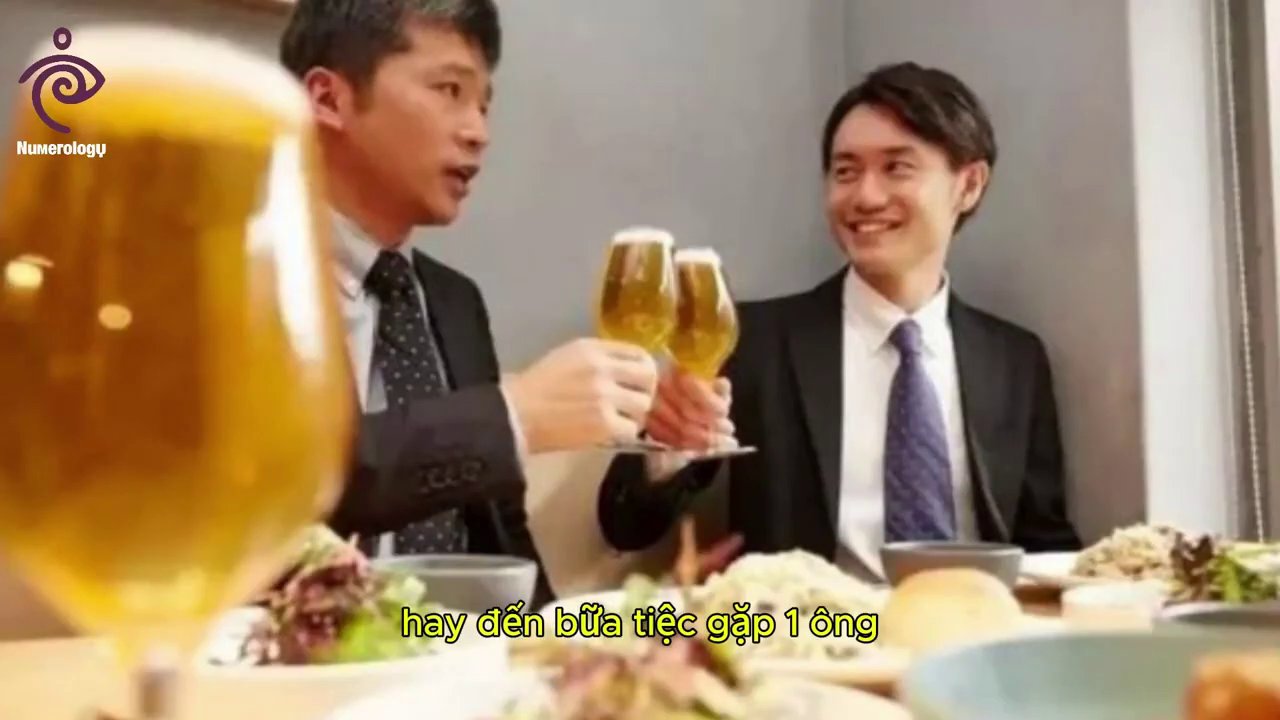 Một người đang ngồi thiền trong tư thế hoa sen, xung quanh là không gian tĩnh lặng.