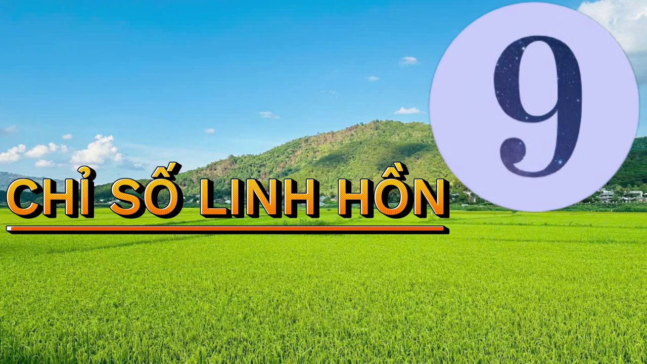 Một người đang đứng trên đỉnh đồi, dang rộng hai tay đón ánh bình minh, cảm giác tự do và bình yên.
